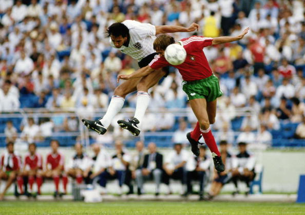 Mark Hateley e Antnio Sousa disputam a bola num Inglaterra - Portugal no Mxico 86
