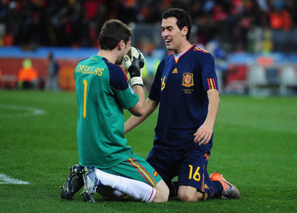 Iker Casillas (Real Madrid) e Sergio Busquets (Barcelona) festejam o ttulo de campeo do mundo